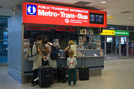 Informationsbüro des öffentlichen Verkehrs am Prager Flughafen